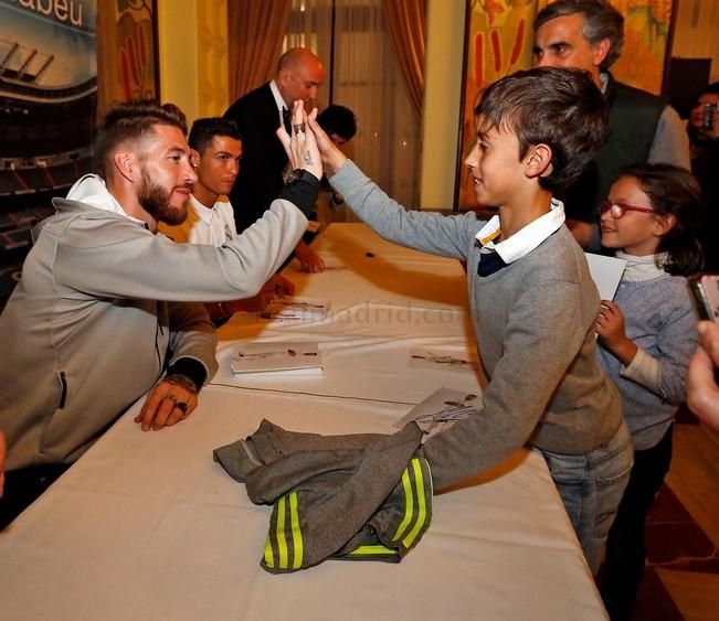 Cristiano Ronaldo y Sergio Ramos firman autógrafos en el Hotel Santa Catalina.