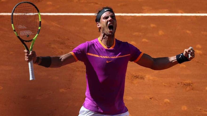 Nadal grita tras conseguir la victoria ante Djokovic. // Efe