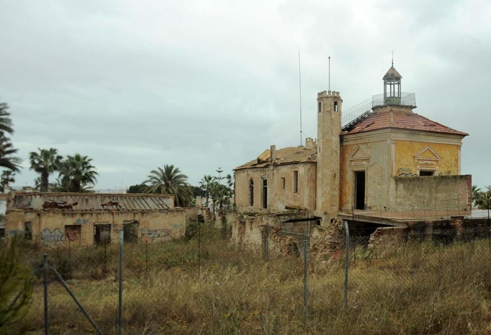 Casa y Torre de Los Balcones con imágenes captadas entre 2008 y 2017 y en el que se observa el deterioro del inmueble