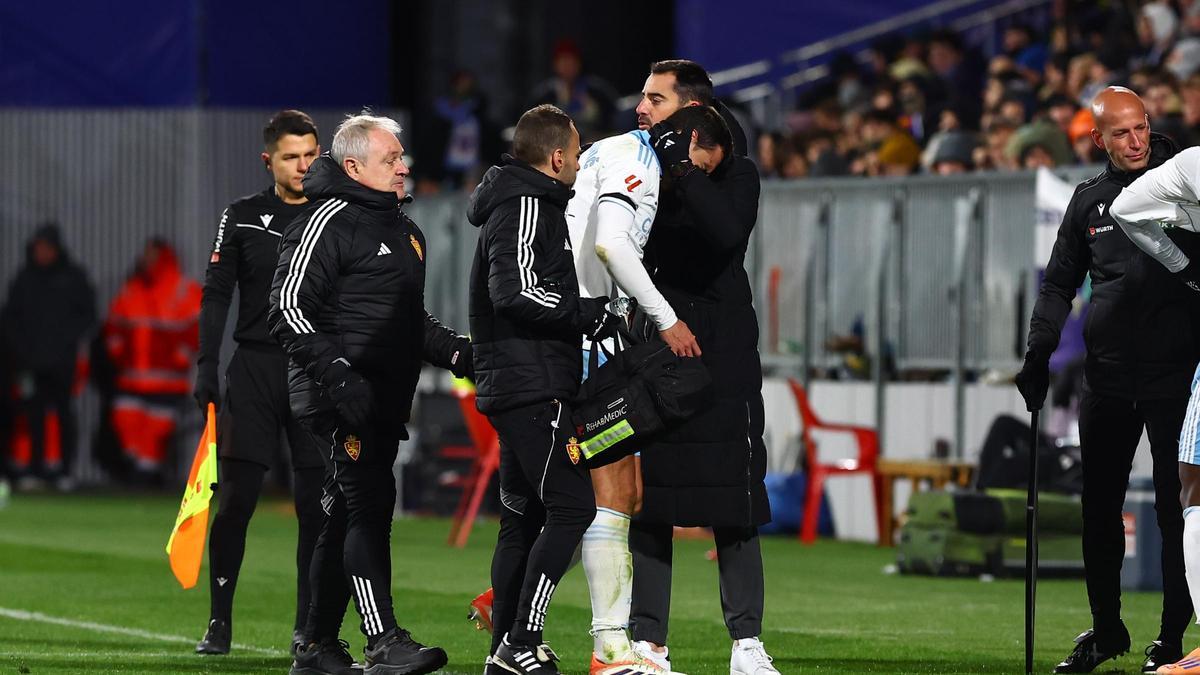 Radovanovic es abrazado por Sellés al retirarse.