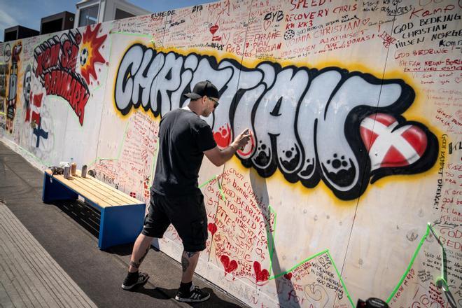 Mensajes de ánimo y apoyo a Christian Eriksen en un muro de la villa futbolística en la playa de Ofelia en Copenhague, Dinamarca