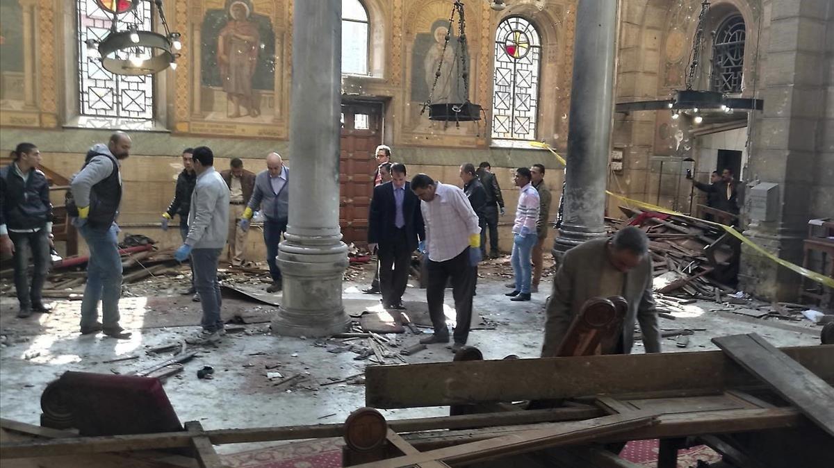 abertran36588036 egyptian security forces examine the scene inside st  mark c190421132055