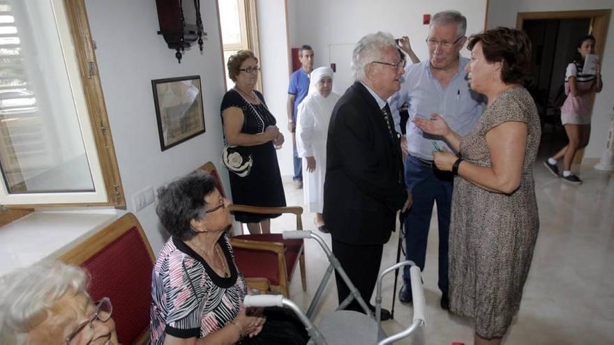 La alcaldesa Barreiro saluda a algunos ancianos durante su visita