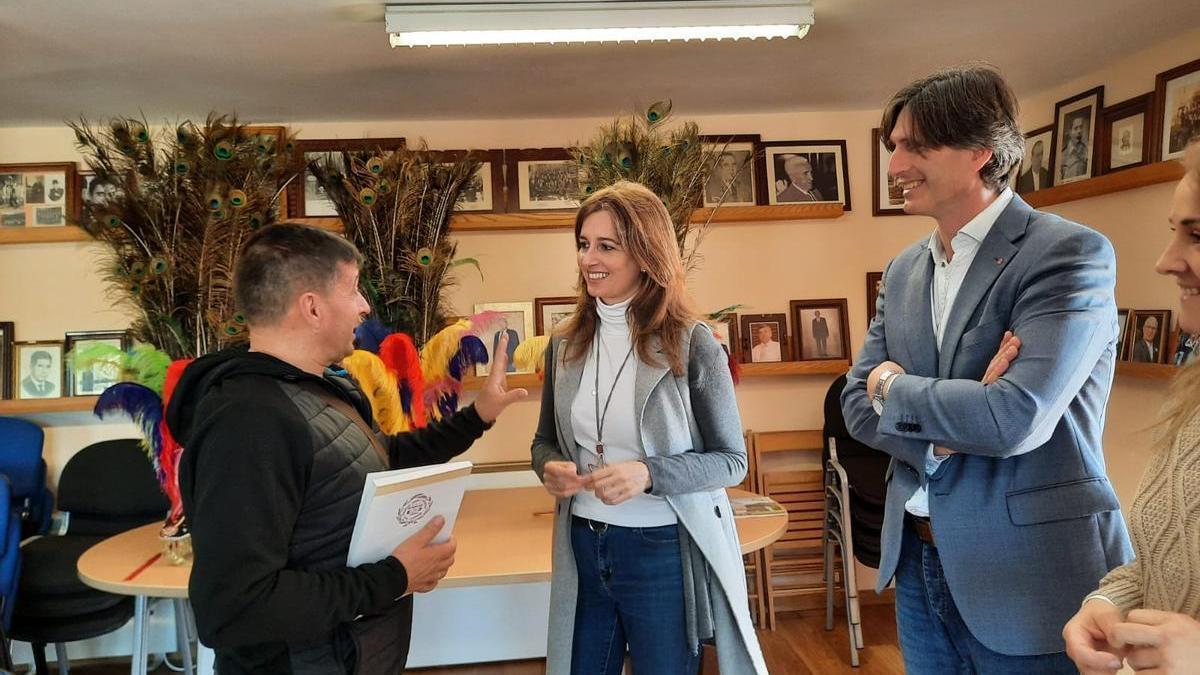 La directora de Admistracion local, Natalia Prieto, y el alcalde de Vedra, Carlos Martínez, visitando uno de los locales vecinales de San Xián de Sales rehabilitado