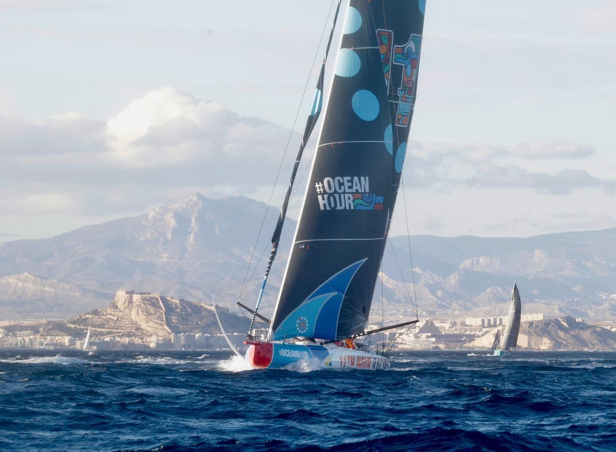 Embarcación IMOCA a su salida de la Ocean Race