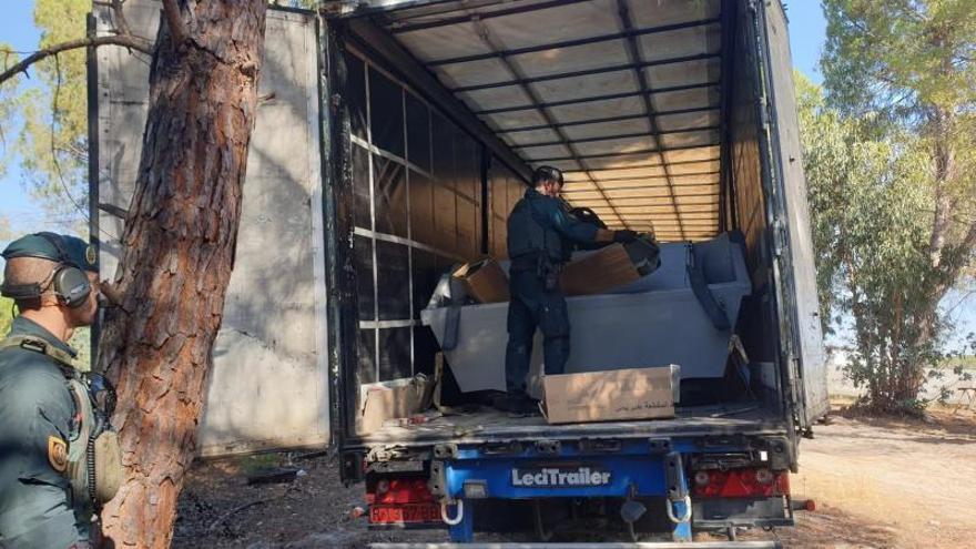 Agentes cargan con una de las embarcaciones incautadas.