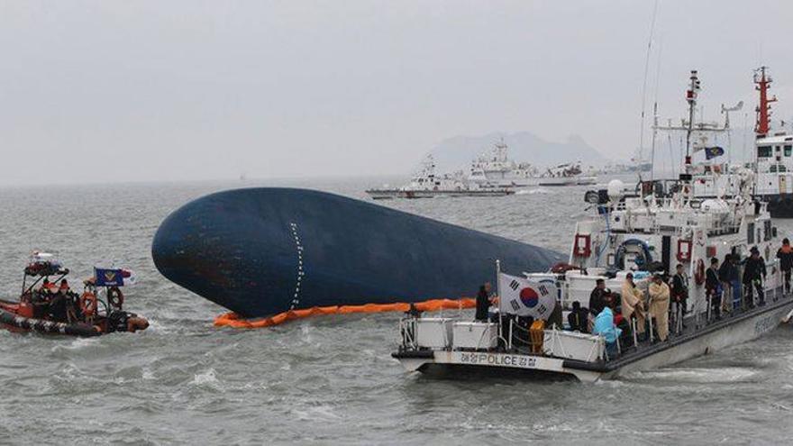 Búsqueda desesperada de los 300 desaparecidos en el barco hundido en Corea del Sur