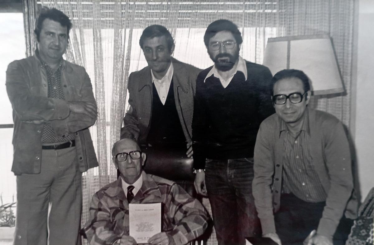 Enrique del Pino en 1979, con parte del equipo de la revista cultural ‘Banda de mar’, durante una visita a Jorge Guillén. F archivo familiar