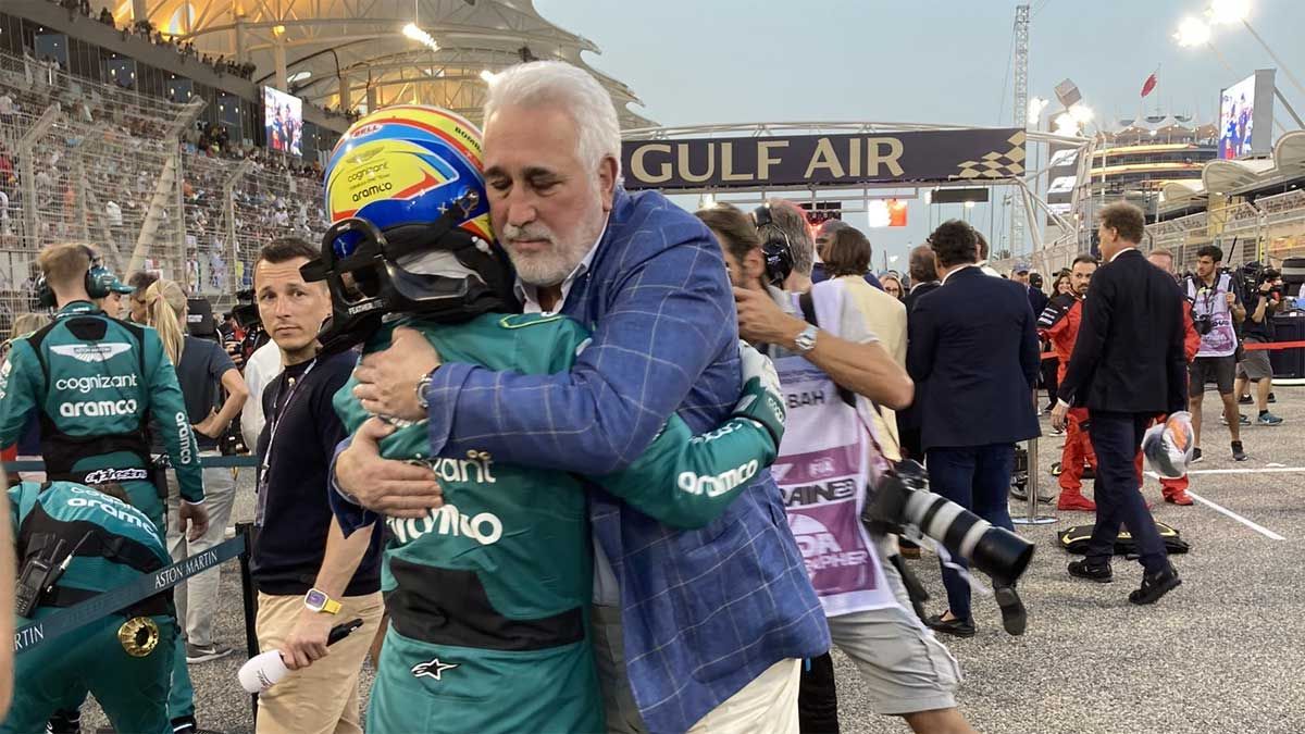 Lawrence Stroll abraza a Alonso en el circuito de Sakhir, en Bahrein