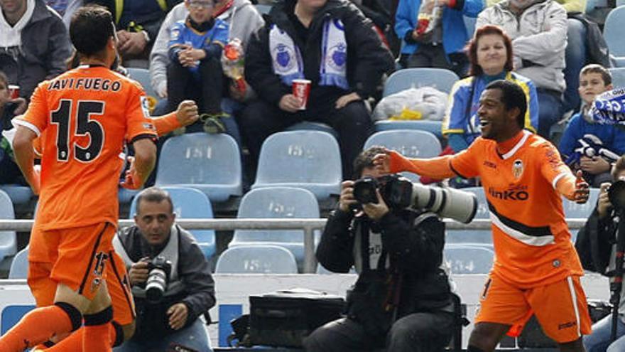 Los jugadores del Valencia celebran el gol