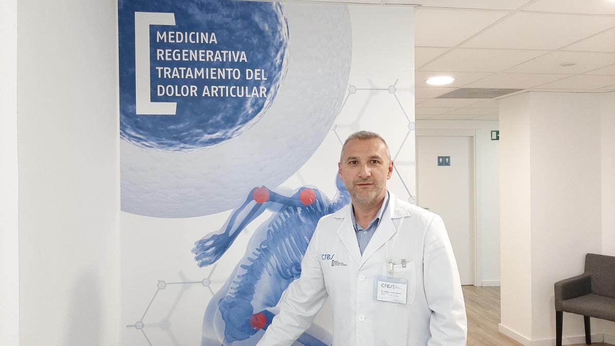 Carlos Jarabo, director médico de Clínicas Cres, explica las aplicaciones de la medicina regenerativa.