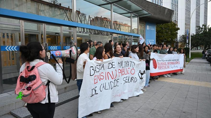 Protestas ante la Xunta de padres y alumnado del IES de Zalaeta