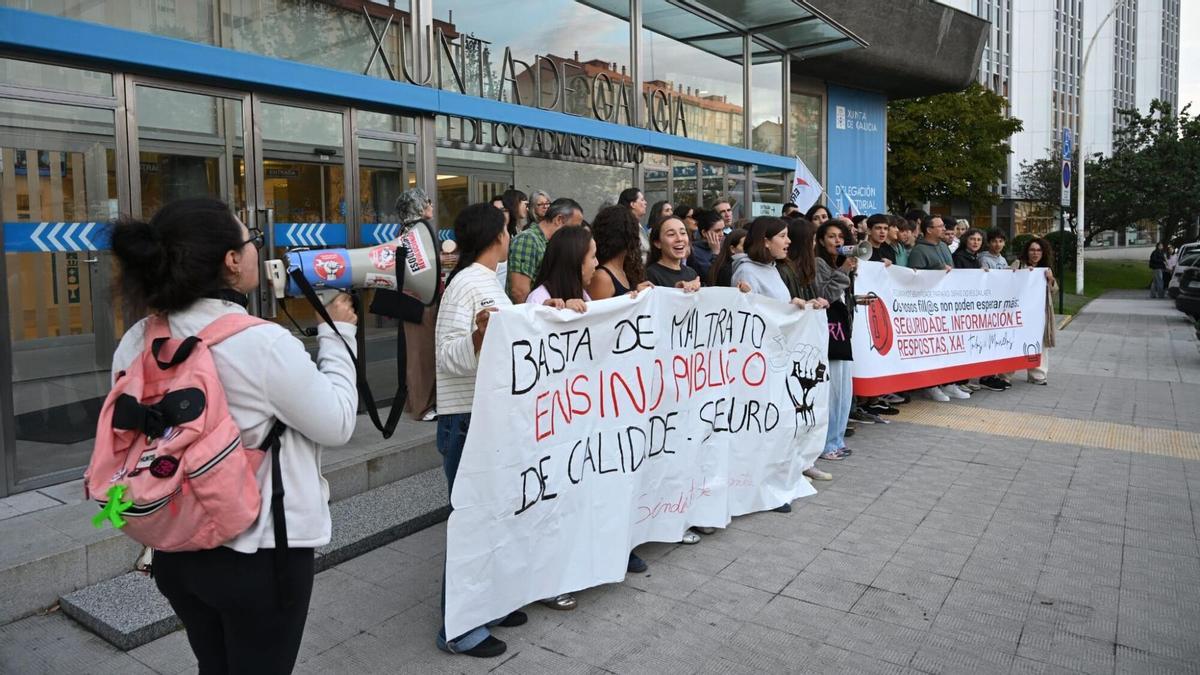El ANPA del IES de Zalaeta protesta ante la Delegación de la Xunta en A Coruña por las obras y Educación anuncia que el centro está libre de amianto