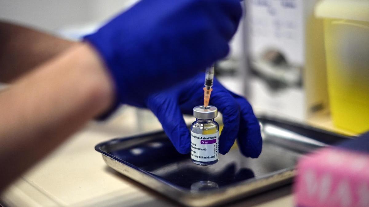 Una enfermera prepara una dosis de la vacuna de AstraZeneca y la Universidad de Oxford