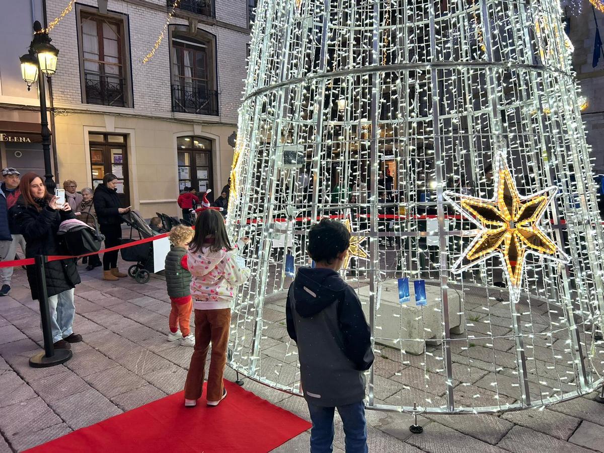 El "Árbol de los deseos" ilumina Ribadesella