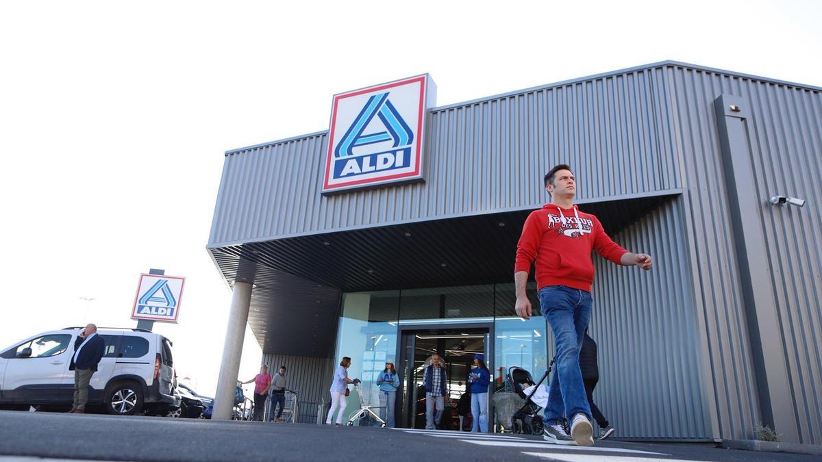 Apertura de nuevo supermercado Aldi en Zaragoza en el barrio de Valdespartera.