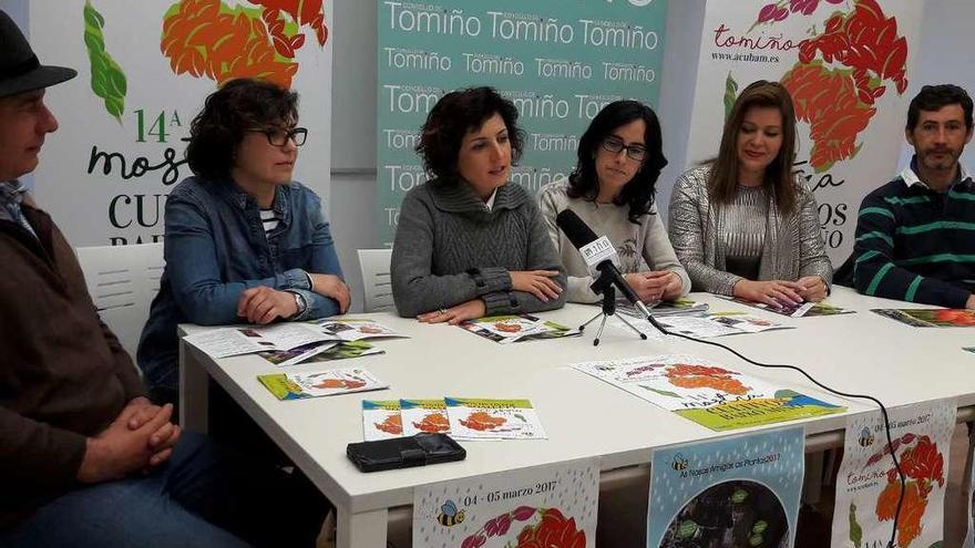 Con la alcaldesa de Tomiño, Sandra González, los miembros de Acubam Óscar Vaquero -secretario-, Beatriz Covela, Patricia Rodríguez -presidenta- Natalia Peixoto y Juan Carlos Vicente. // DBM