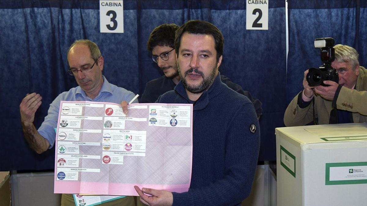 Matteo Salvini muestra su papeleta en el colegio electoral donde ha votado, en Milán.