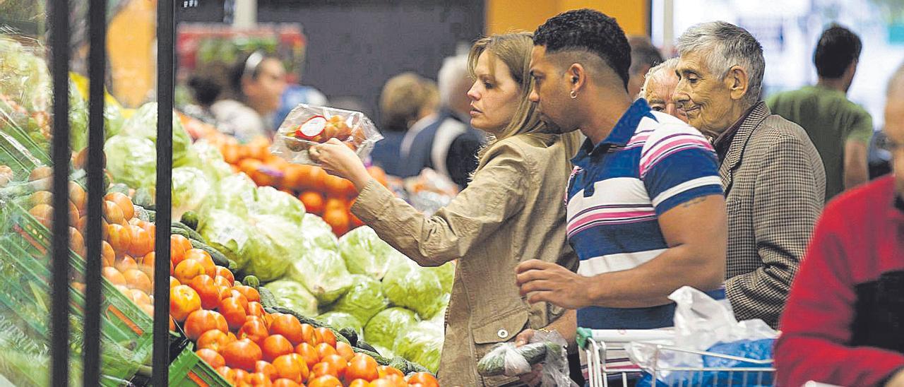 Clientes en un supermercado de Mercadona.