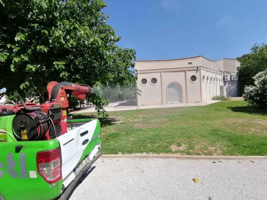 Fumigación en la zona verde del plan parcial Mediterráneo, junto a la iglesia de San Roque.