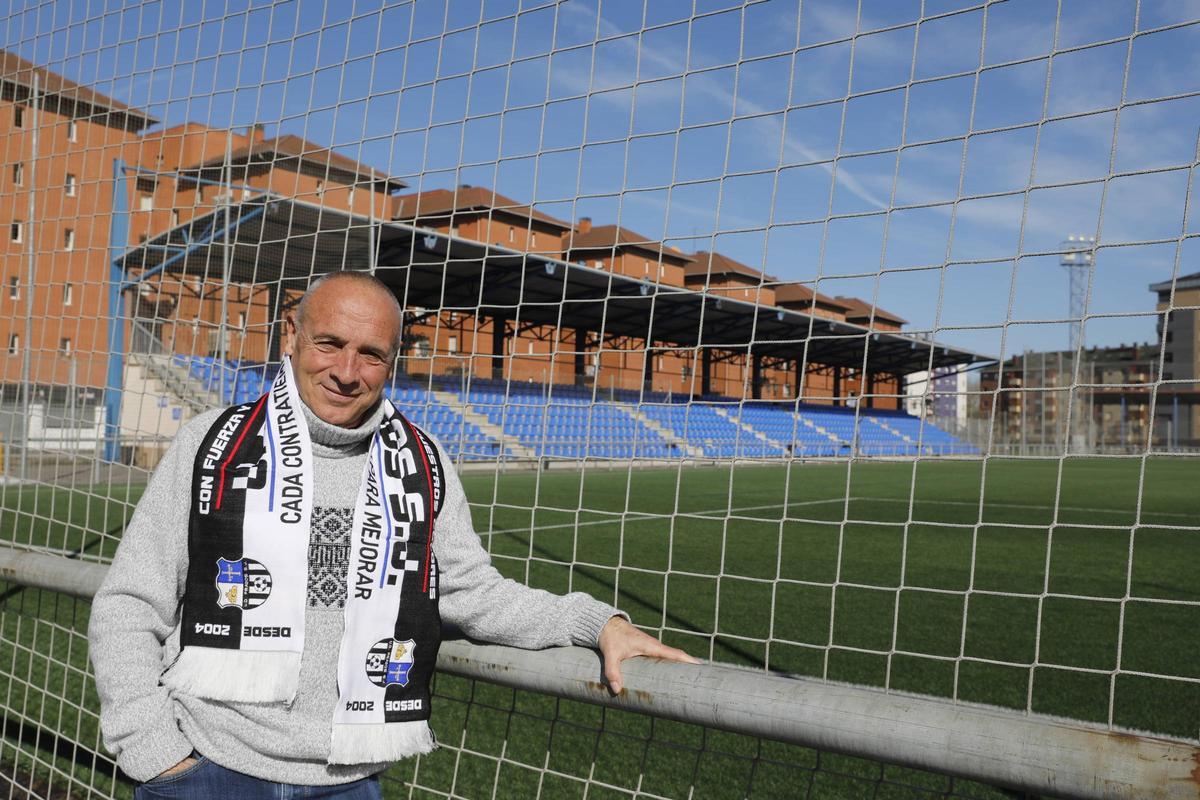 José Manuel Martínez en el Díaz Vega con la bufanda del club.