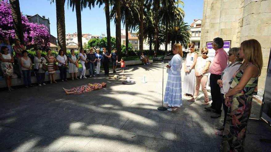 Silva condena la violencia machista durante la &#039;performance&#039;, con la artista tumbada en el suelo. // I. Abella