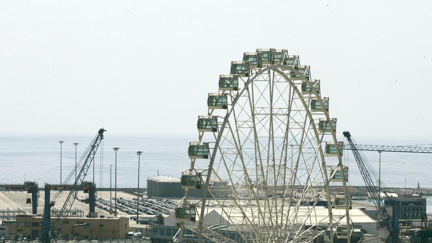 Imagen de la noria gigante panorámica ubicada en el muelle 4 del puerto.