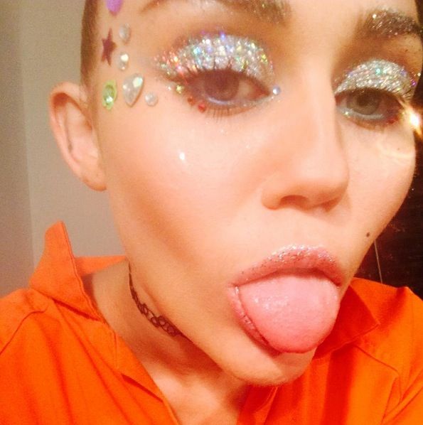 Miley Cyrus con maquillaje de purpurina