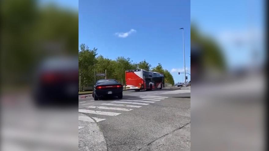 Así fue el inexplicable choque de un coche con un autobús en Gijón que no para de circular por los móviles