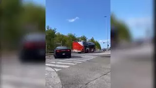 Así fue el inexplicable choque de un coche con un autobús en Gijón que no para de circular por los móviles