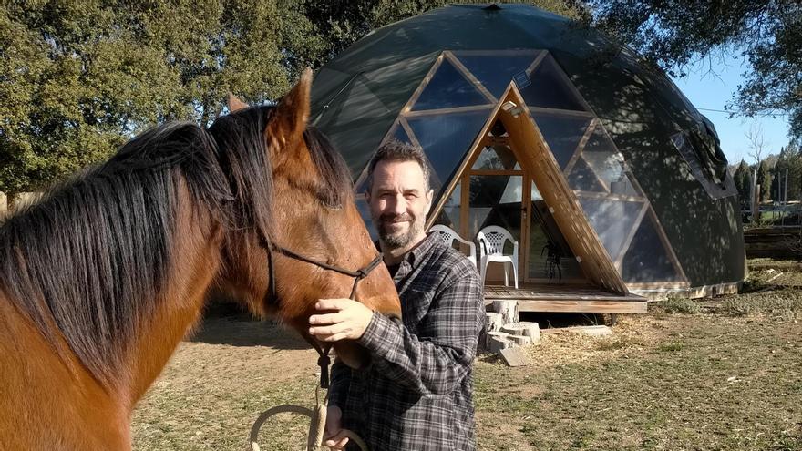 Àlex Fernández, amb un dels seus cavalls a casa seva a Verges