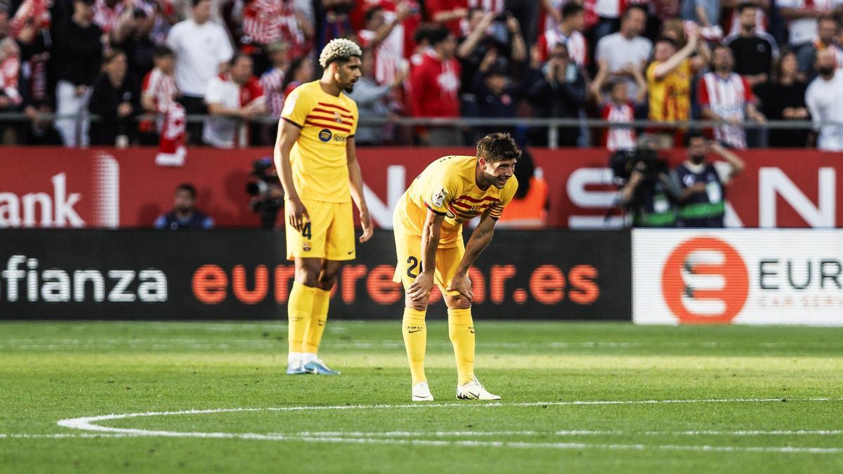 Araujo y Sergi Roberto, abatidos tras recibir el 2-2 del Girona en Montilivi.