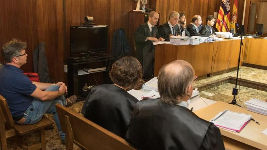 Los acusados, durante la primera sesión del juicio del &#039;Don Pedro&#039;.