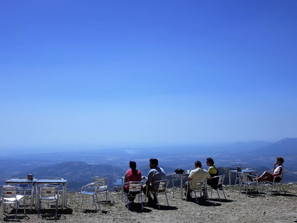 El mirador de la Bola del Mundo, un lugar perfecto para sentarse a contemplar el paisaje.