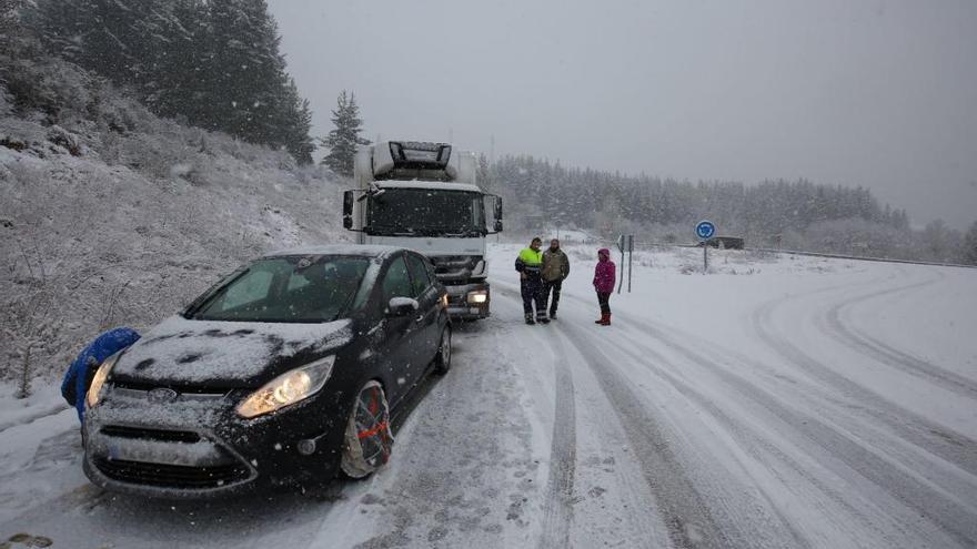 La nieve corta la A-6 para camiones en El Manzanal y obliga a usar cadenas