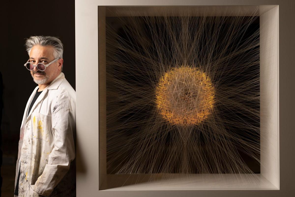 Pablo Armesto, junto a una de sus obras.