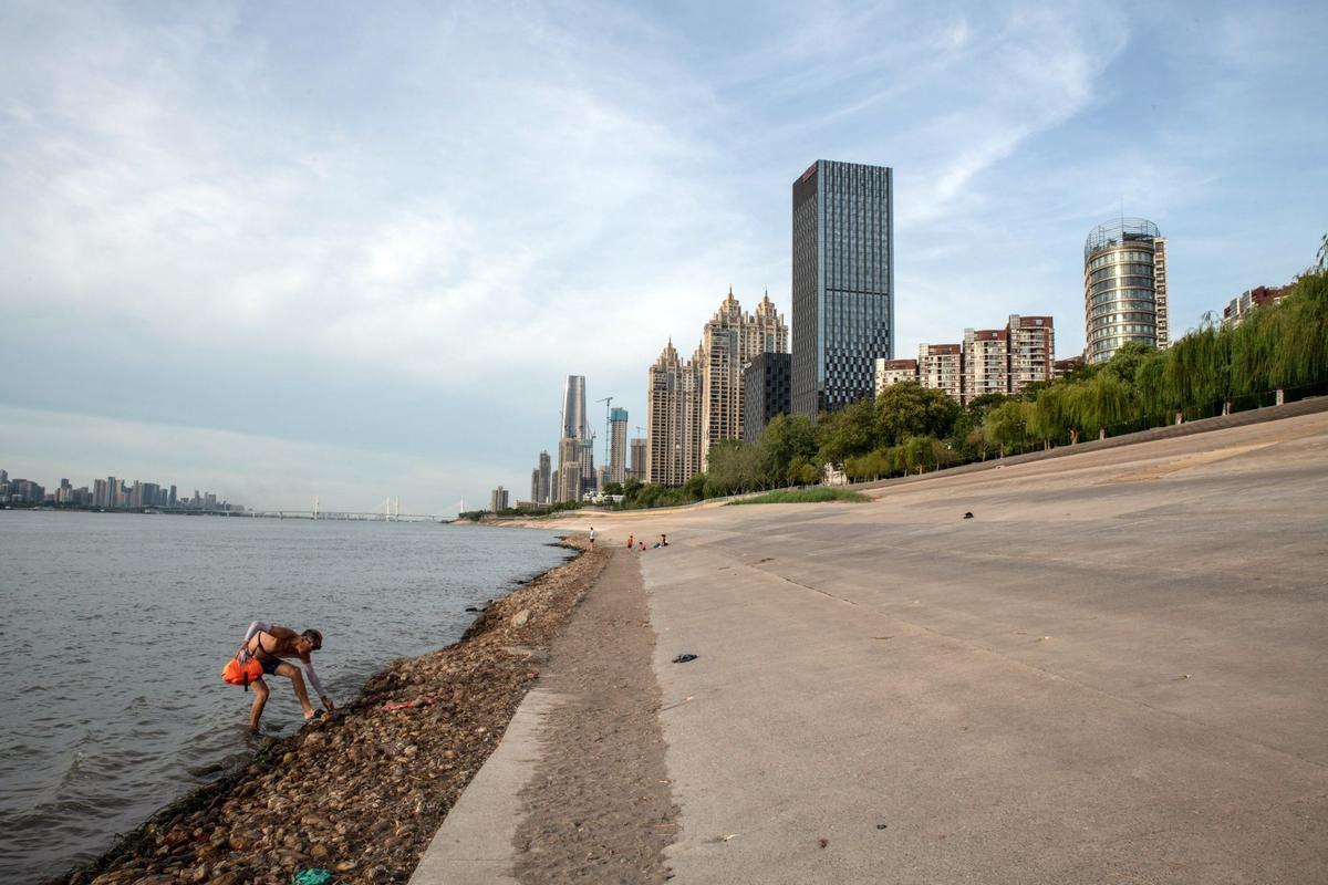 Un verano extremo ha afectado al río más largo de Asia, que fluye alrededor de 6.276 kilómetros.