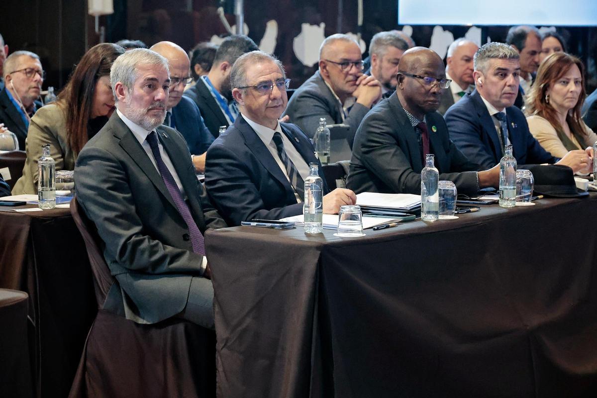 Fernando Clavijo (i) junto a José Manuel Bolierio, Gabriel Serville, Narvay Quintero y Nieves Lady Barreto.