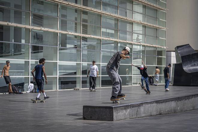 Una entidad vecinal del Raval abre un micromecenazgo para seguir impugnando la ampliación del MACBA
