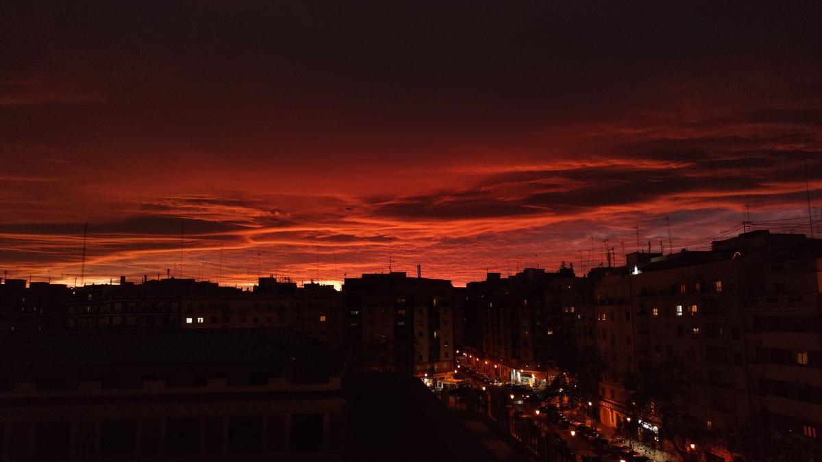 Candilazo o arrebol espectacular en el cielo de València durante el atardecer del 27 de diciembre.