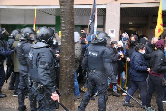 Els Mossos carreguen i disparen projectils de foam contra manifestants anti-vox a l'acte amb Abascal a Salt