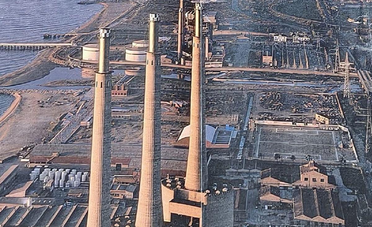 Fotografía aérea de las Tres Xemeneies en 1989, en la que se aprecian escombros acumulados en las actuales parcelas del parque del Litoral y la zona de aparcamiento, entre la zona deportiva y la desembocadura del río Besòs.