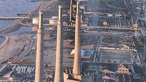 Fotografía aérea de las Tres Xemeneies en 1989, en la que se aprecian escombros acumulados en las actuales parcelas del parque del Litoral y la zona de aparcamiento, entre la zona deportiva y la desembocadura del río Besòs.