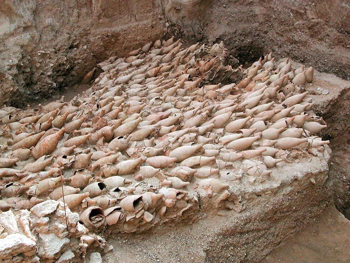 Campo de ánforas romano, enterradas hacia el año 20 d.C. como drenaje para evitar humedades. En mayo de 2003 se descubrió este conjunto de casi un millar de ánforas en el solar de la plaza de las Tenerías.