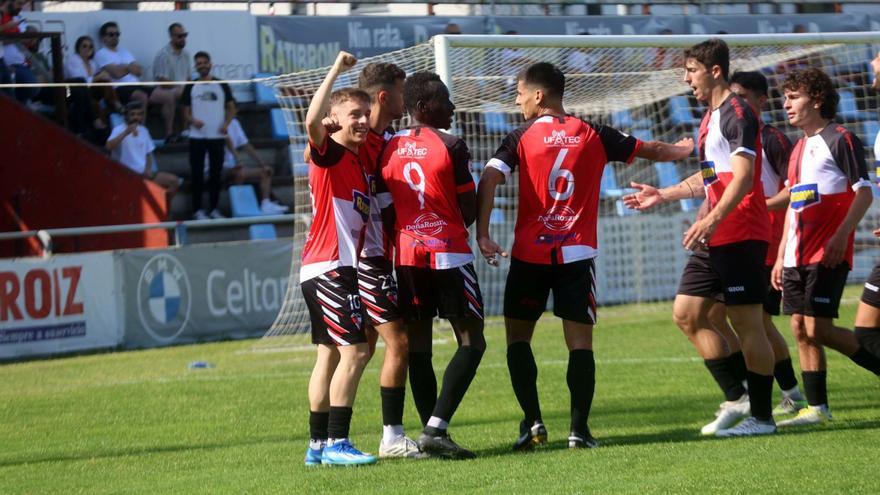 Los jugadores arlequinados celebran el primer tanto del encuentro, anotado por Sylla.