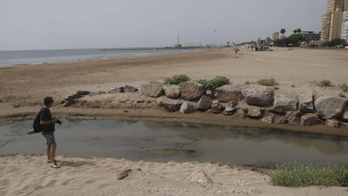 Vertido de aguas fecales en las playas de El Puig y la Pobla de Farnals.
