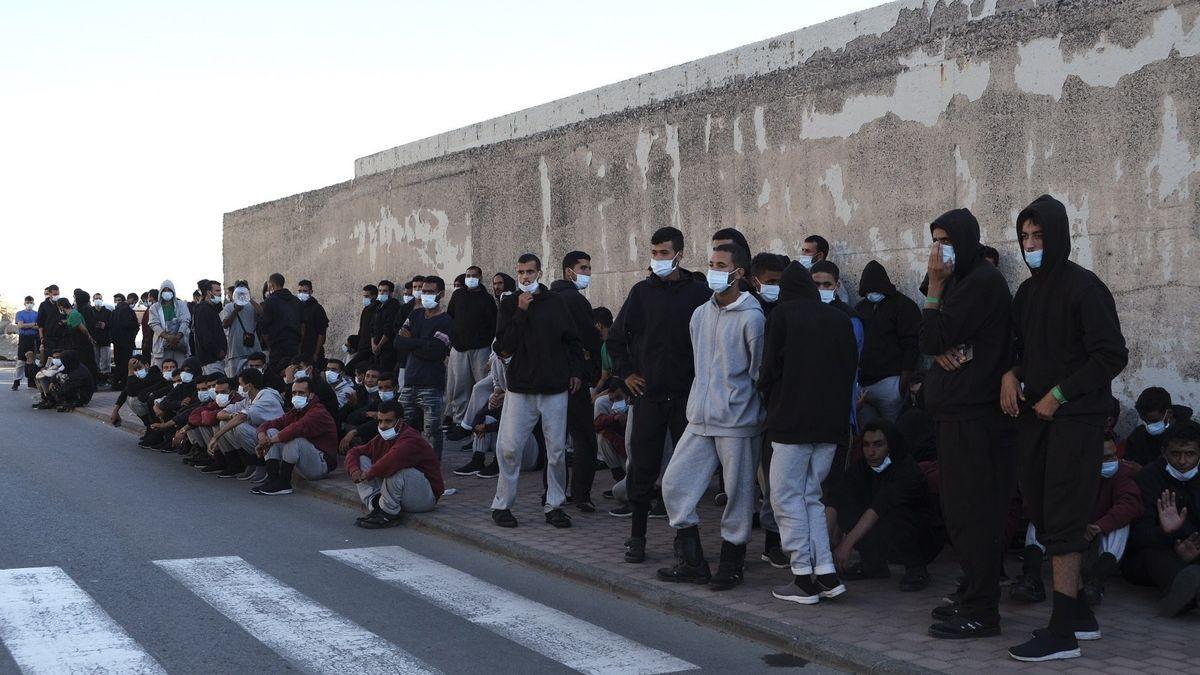 Inmigrantes en el muelle de Arguineguín (Gran Canaria).