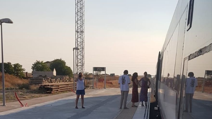 Viajeros del tren a Madrid, ayer, en el andén de la estación de Oropesa. TWITTER MANUEL VIEJO