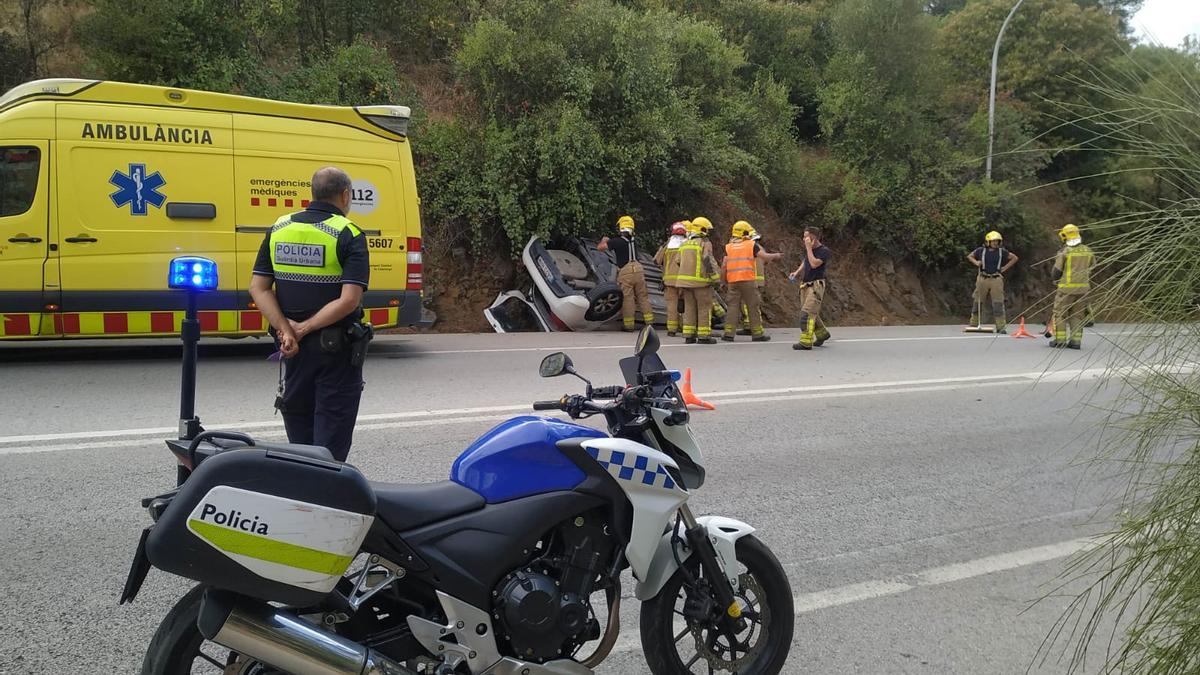 Un cotxe fa una volta de campana a la sortida de Figueres en direcció a la Jonquera i una dona queda ferida