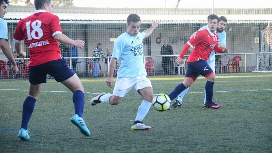 Pol despeja un balón en el partido del fin de semana ante el Erizana. // Gonzalo Núñez